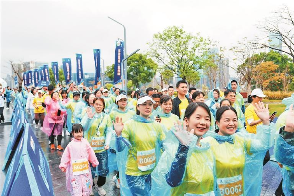 龙华区举办2025年世界孤独症日健康公益跑活动——700市民为爱奔跑 传递公益正能量(图1)