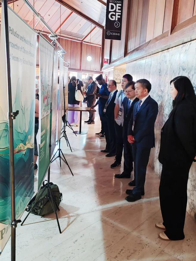 环境所应邀在世界卫生组织第二届全球空气污染与健康大会上举办科普画展(图1)