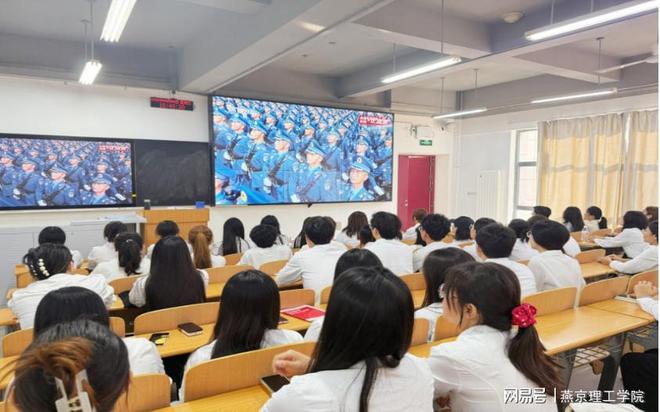 环境学院组织观看中国人民抗日暨世界反法西斯胜利80周年直播(图4)