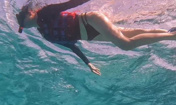 关晓彤浮潜好长的腿网友：从没见过这么长的腿！(图11)