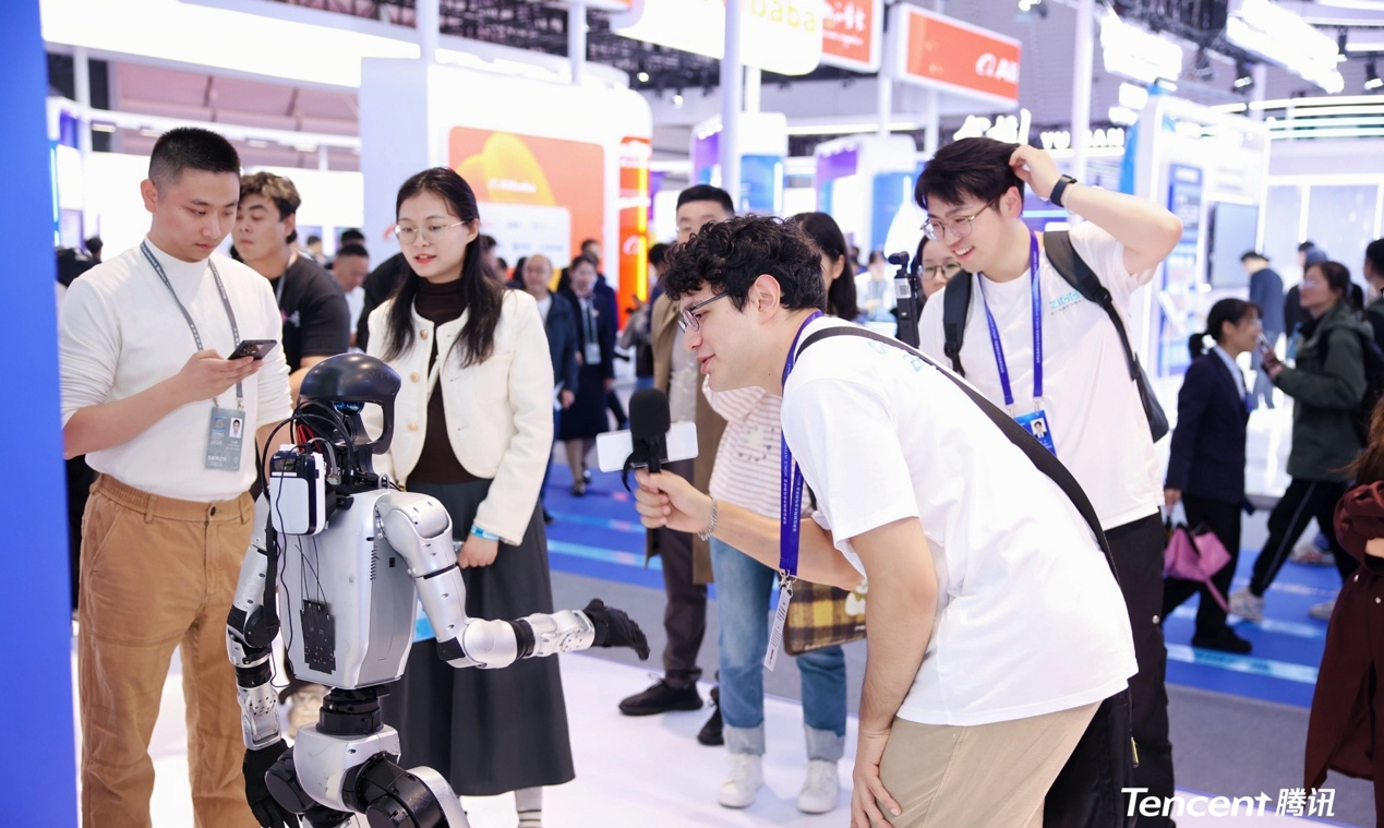 世界互联网大会乌镇峰会闭幕腾讯“好用的AI”畅想数智未来(图3)