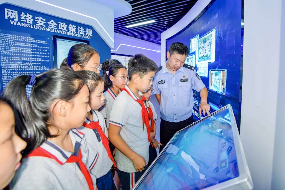 思想之光照亮法治航程——习近平法治思想引领新时代中国建设述评(图6)