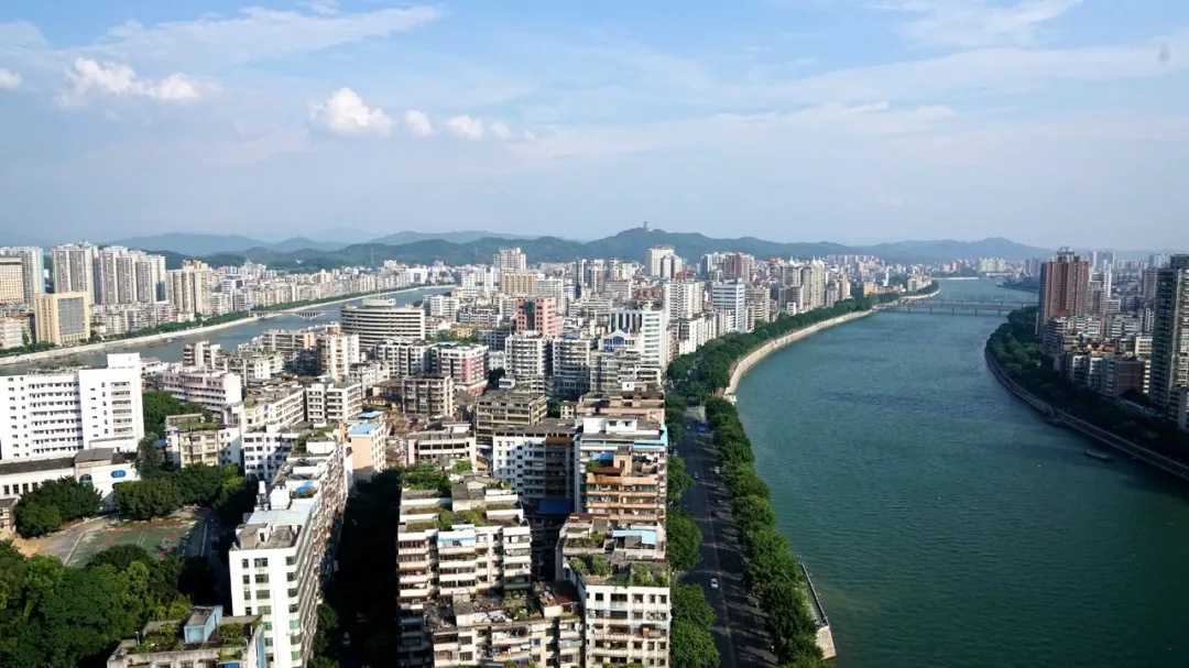 坚定不移进一步全面深化改革加快经济社会发展全面绿色转型